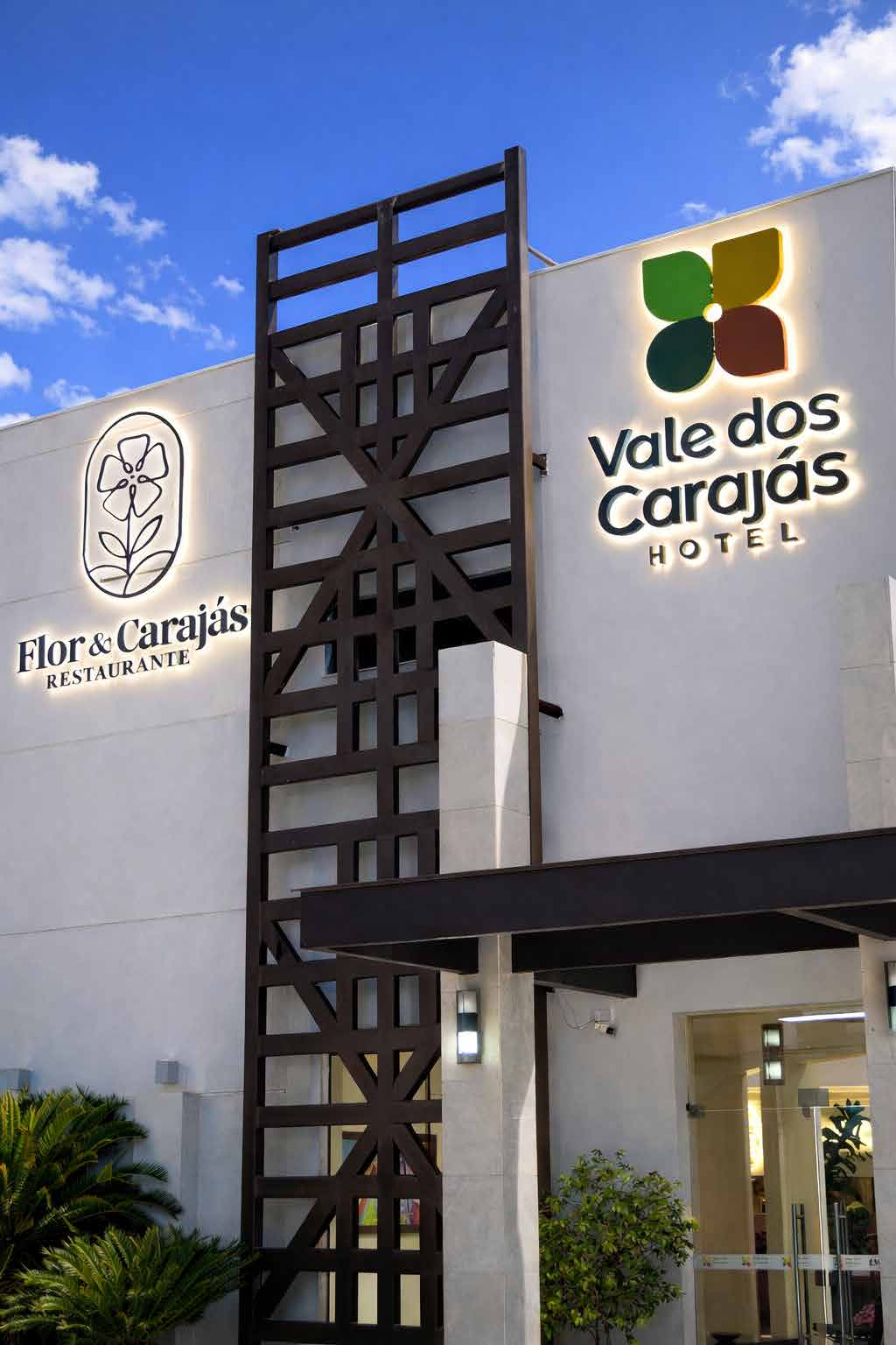 Totem de entrada do Hotel Vale dos Carajás