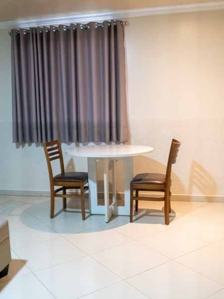 Mesa com cadeiras do apartamento Super Luxo