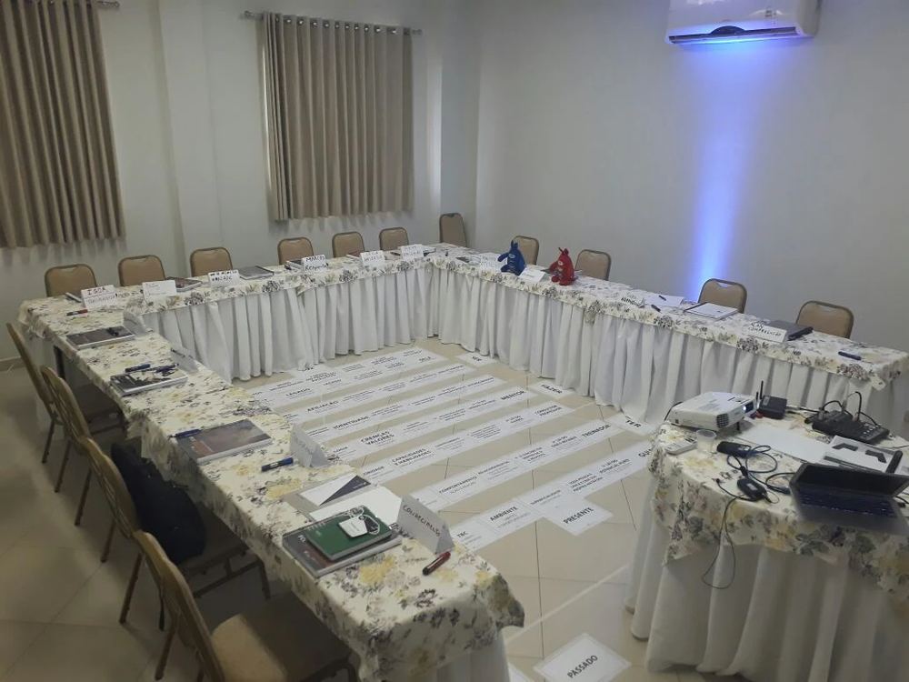 Sala Manganês com mesas em formato U