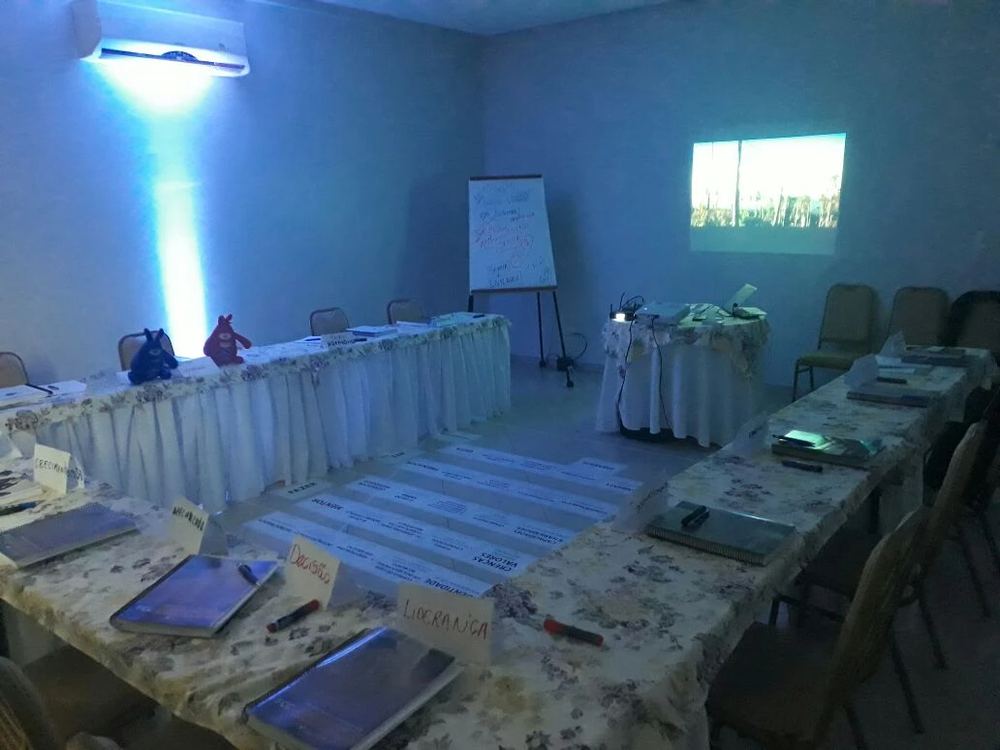 Sala Manganês com projetor e flip chart