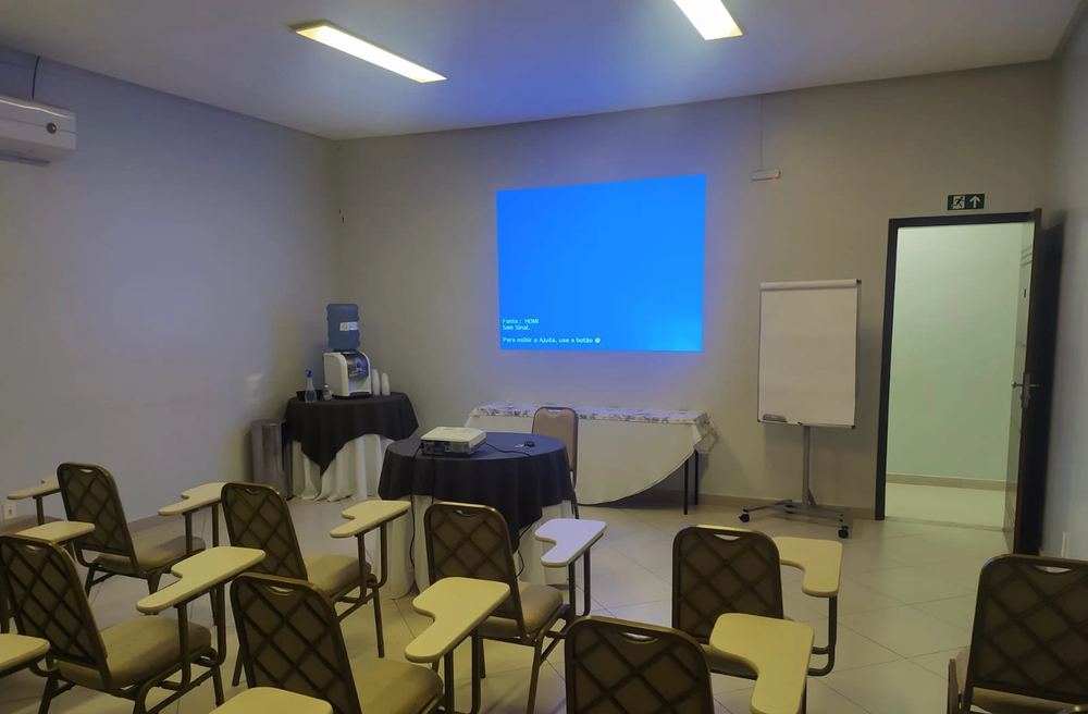 Sala Níquel montada para treinamento com projetor