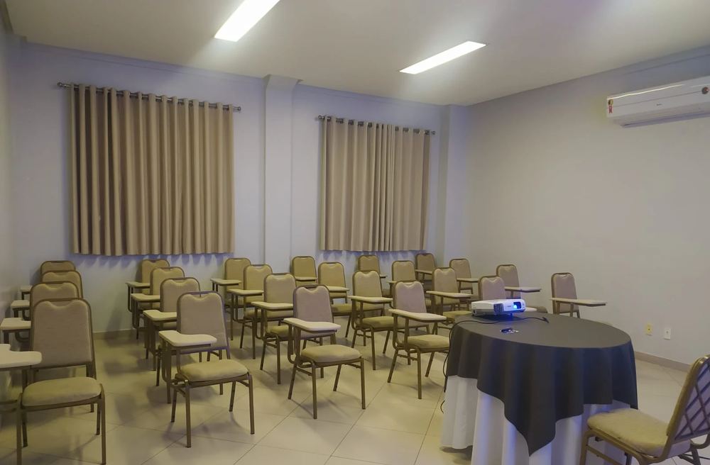 Cadeiras universitárias da Sala Níquel