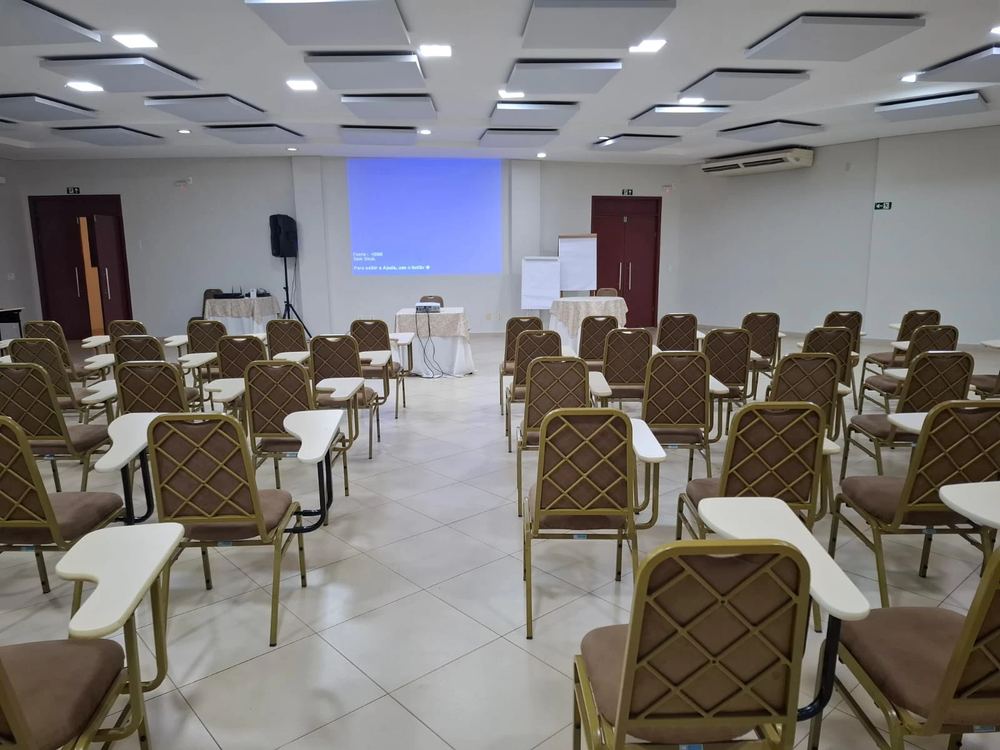 Salão Nobre I montado para palestra com projetor