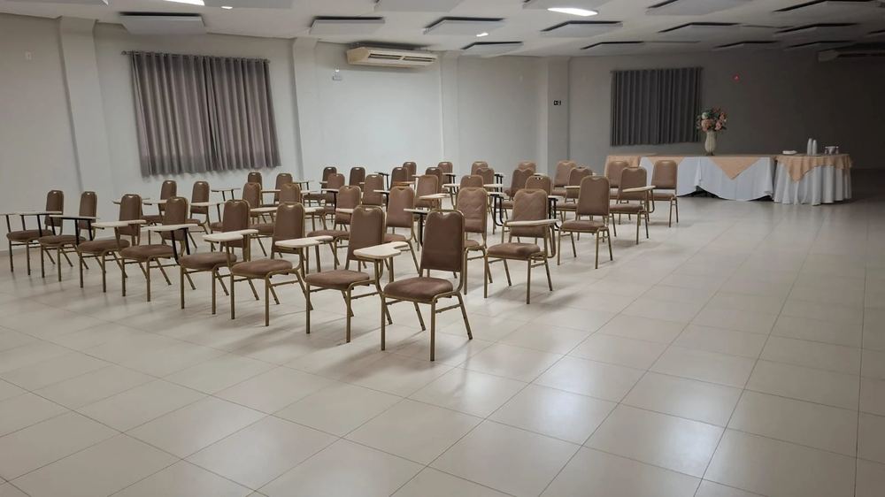 Salão Nobre II com cadeiras e mesa de apoio